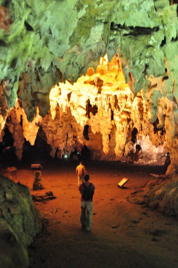 Caminhando pela caverna de Lol-Tun, no Yucatán, no sul do México